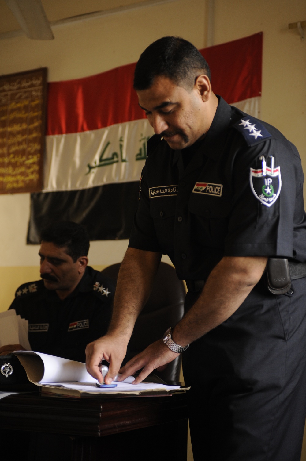 U.S. Soldiers visit Iraqi police stations