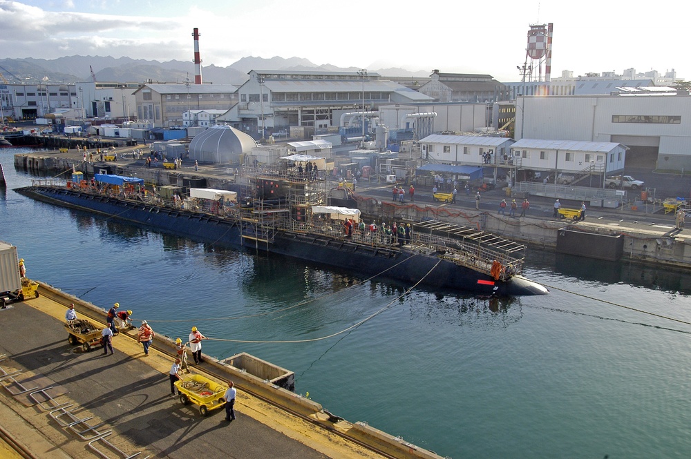 USS La Jolla Arrives at Pearl Harbor