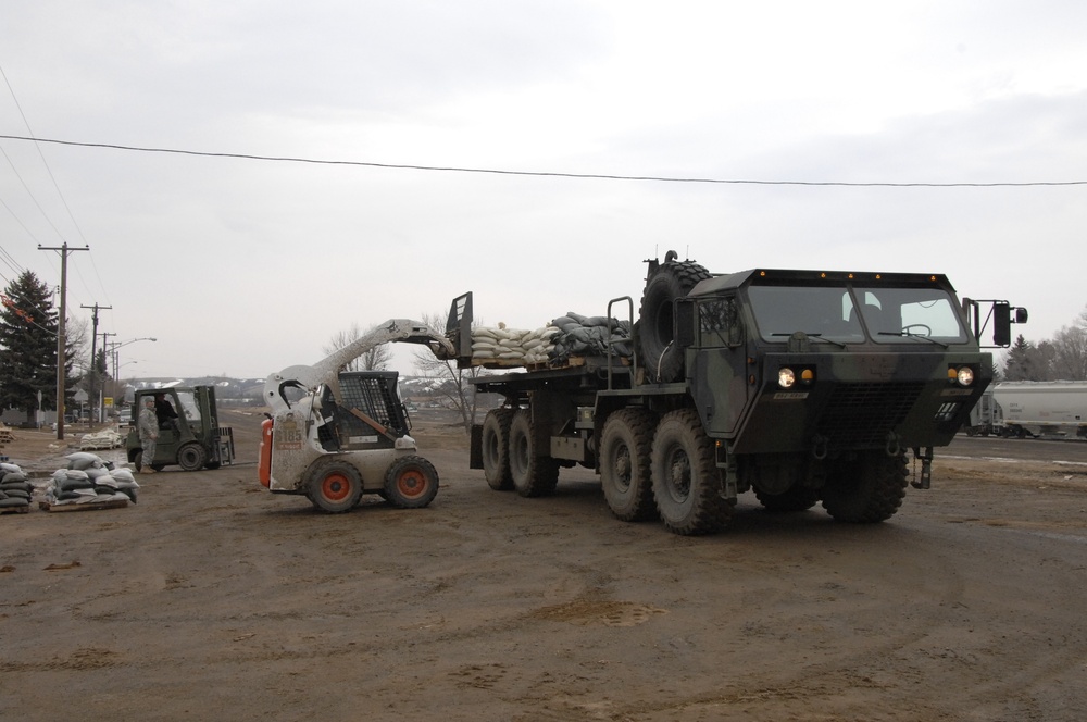 North Dakota National Guard Soldiers sandbag the Olson house