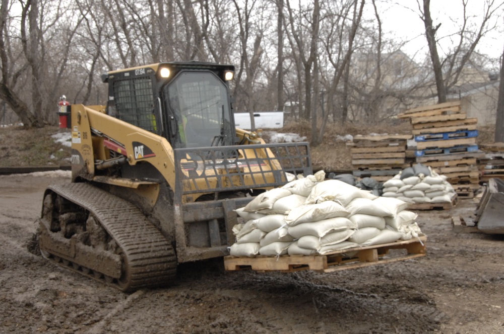 North Dakota National Guard Soldiers sandbag the Olson house
