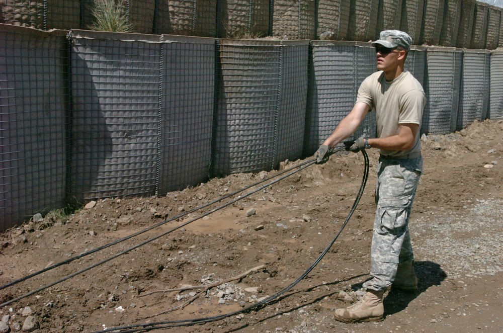 Paratroopers get dirty to stay connected