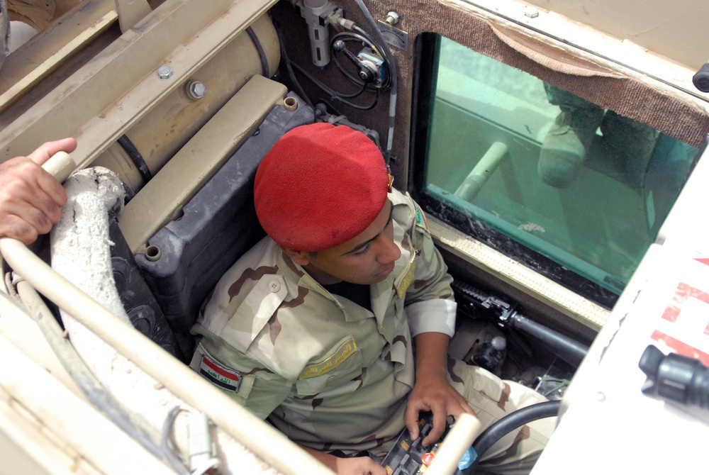 Johnny 5 helps Iraqi army Engineers stay alive