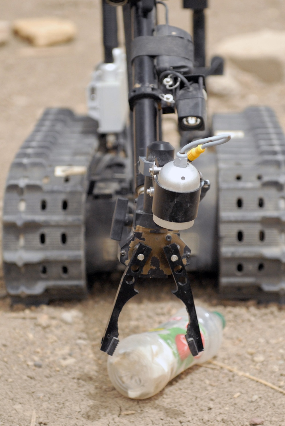 Johnny 5 helps Iraqi army Engineers stay alive