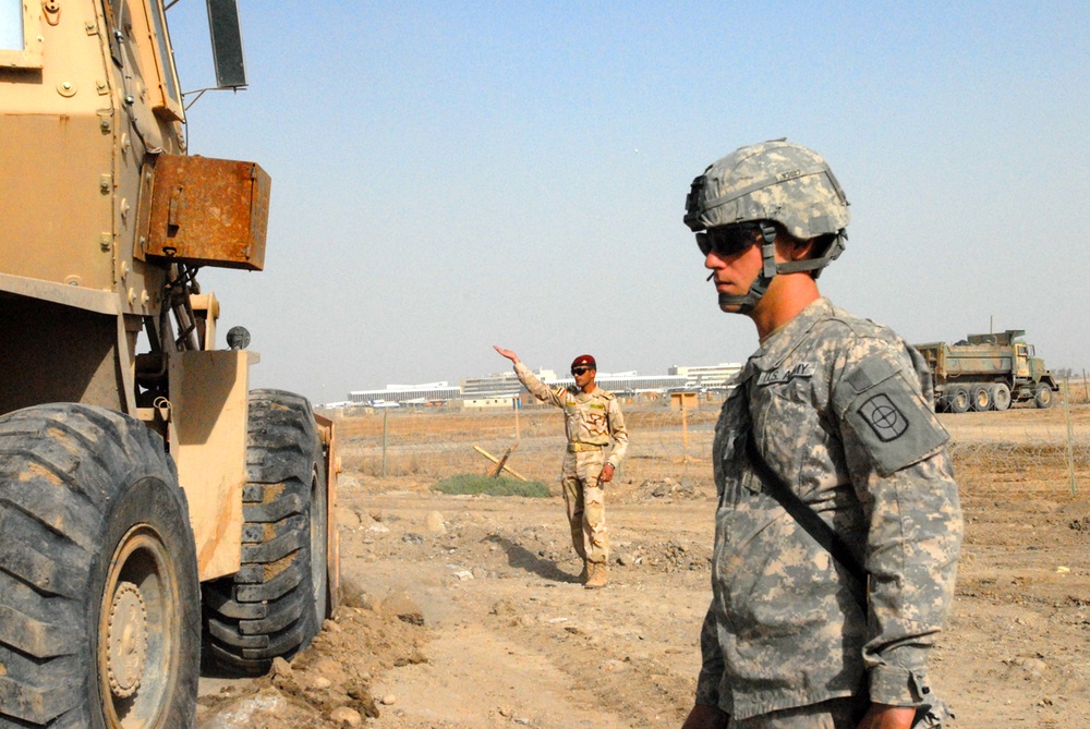 277th Engineers tutor Iraqi Army in heavy equipment project