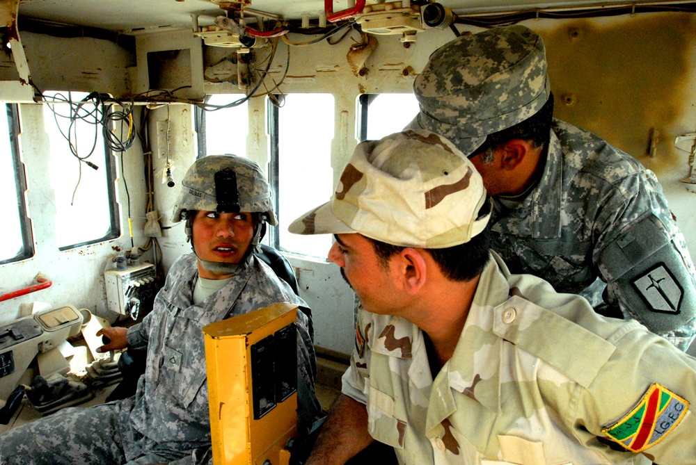 277th Engineers tutor Iraqi Army in heavy equipment project