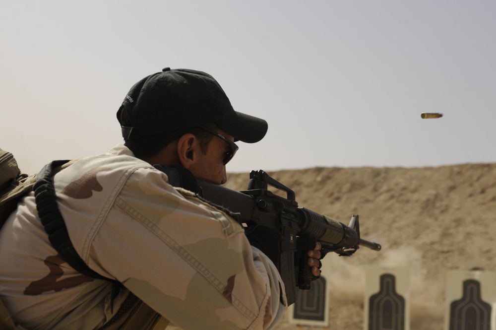 Iraqi army weapon drills on Camp Diwaniyah