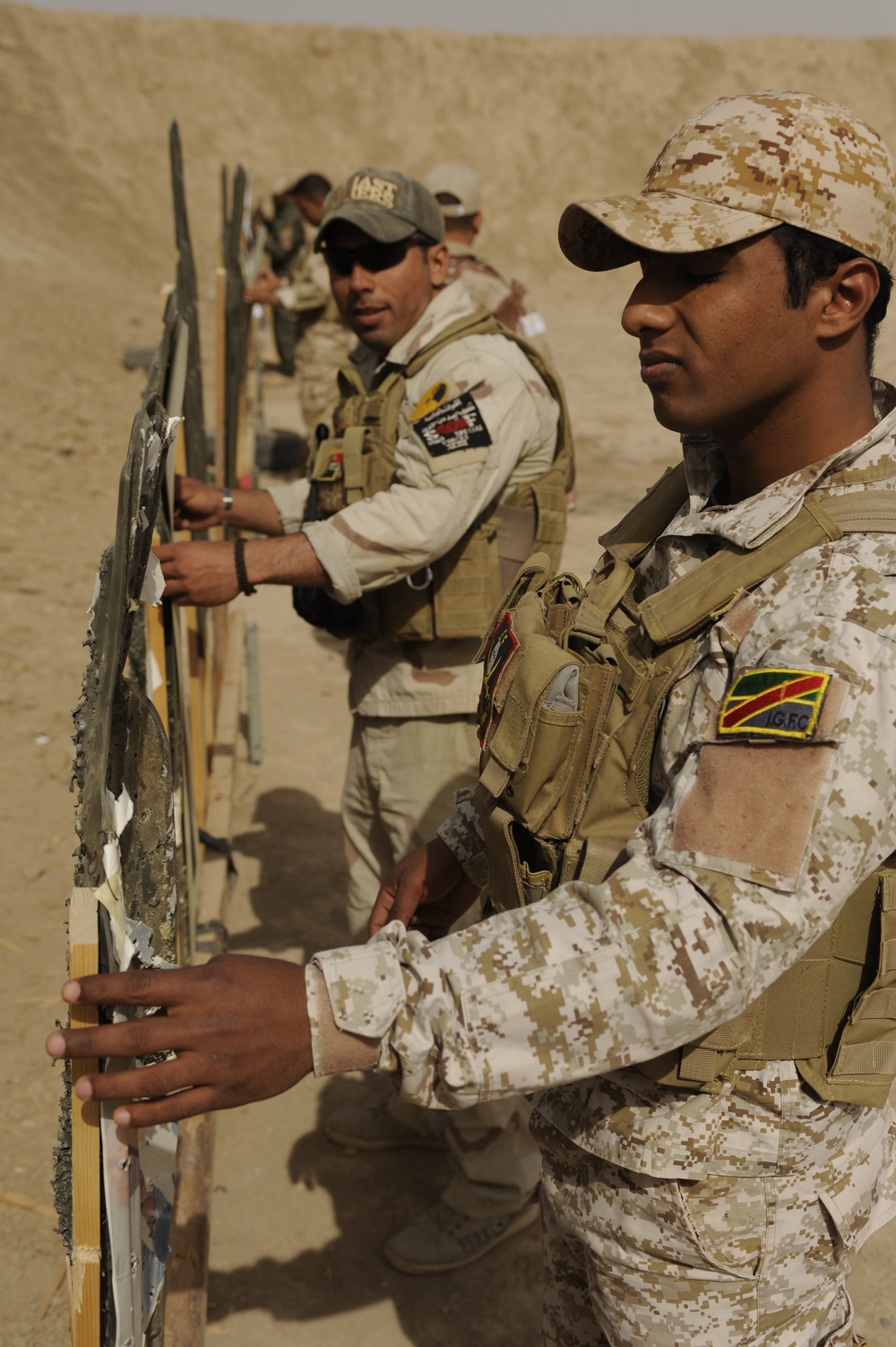 Iraqi army weapon drills on Camp Diwaniyah