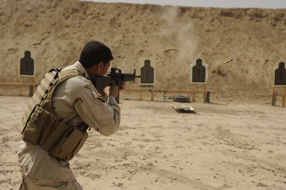 Iraqi army weapon drills on Camp Diwaniyah