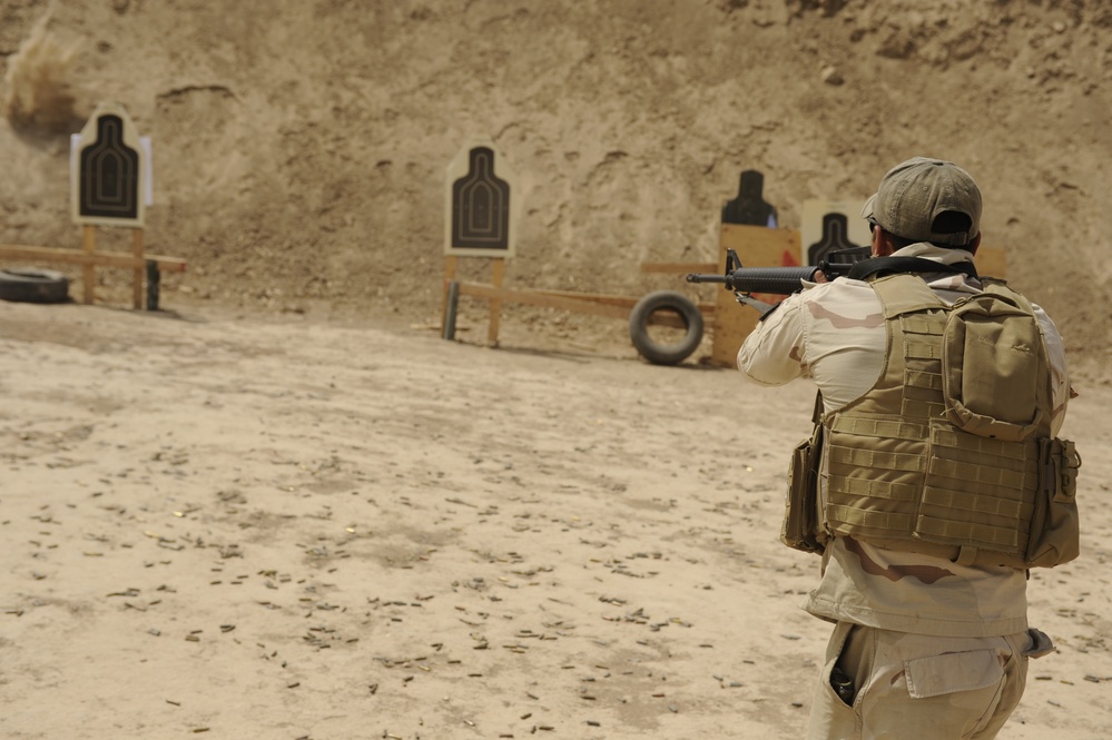 Iraqi army weapon drills on Camp Diwaniyah