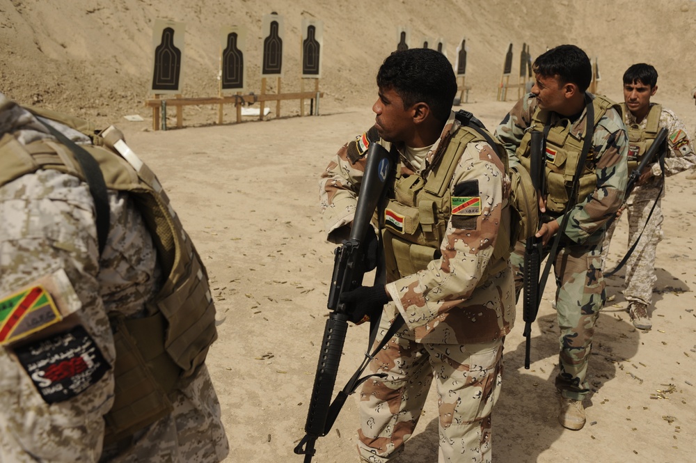 Iraqi army weapon drills on Camp Diwaniyah