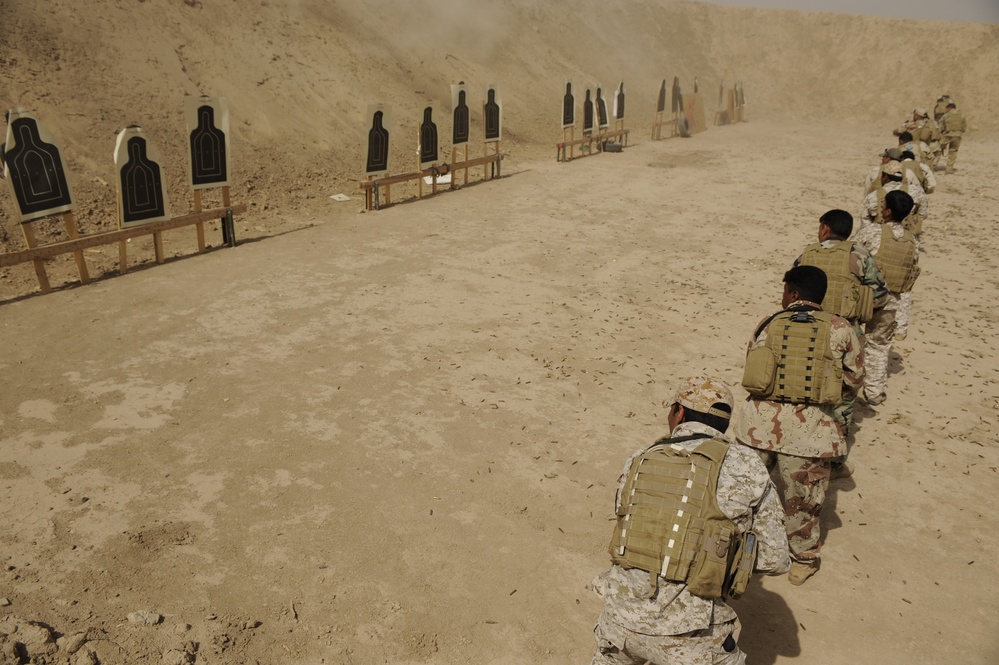 Iraqi army weapon drills on Camp Diwaniyah