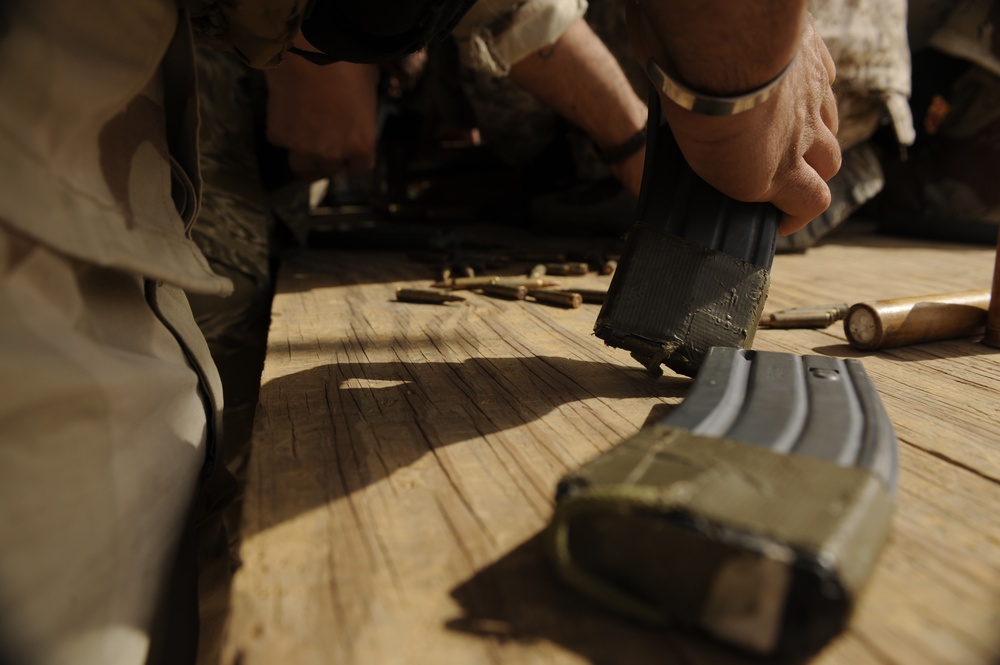 Iraqi army weapon drills on Camp Diwaniyah