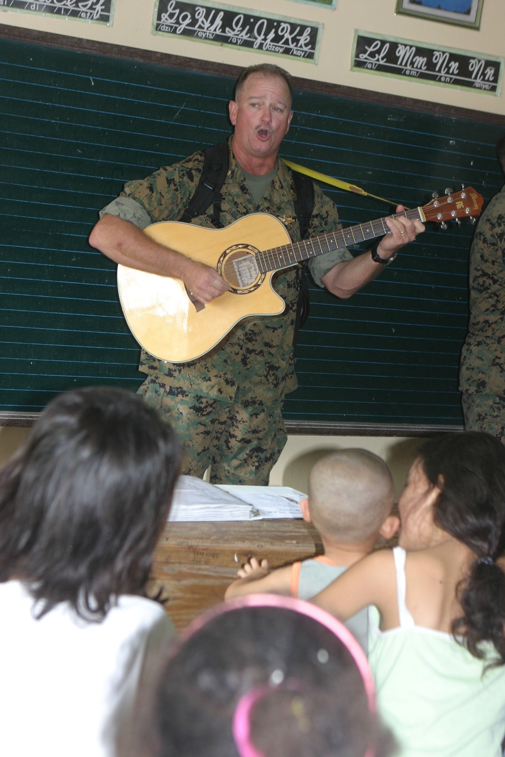 31st Marine Expeditionary Unit Places High Priority on Community Relations During Balikatan 2009