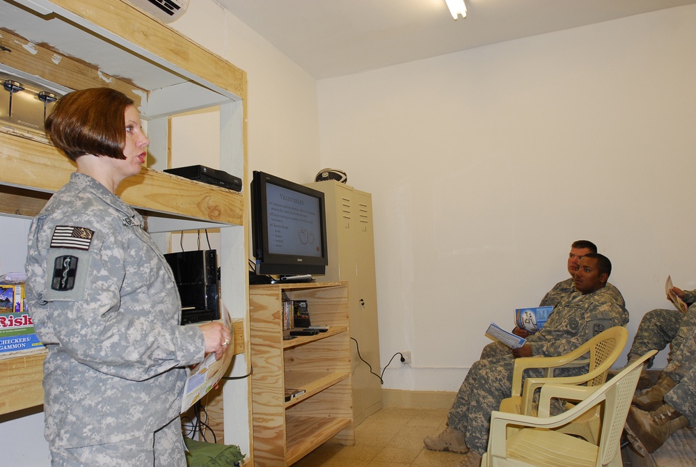 Dietician gives Soldiers information to chew on