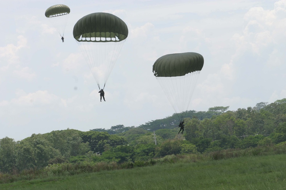 31st Marine Expeditionary Unit Flying Fighters Form Friendship