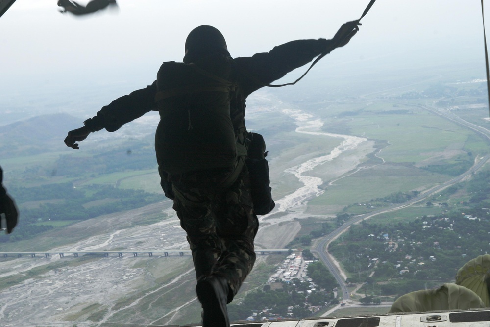 31st Marine Expeditionary Unit Flying Fighters Form Friendship