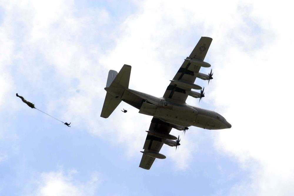 31st Marine Expeditionary Unit Flying Fighters Form Friendship