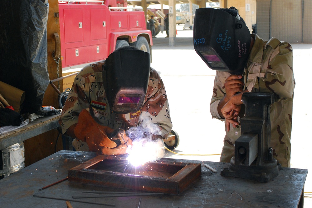 Iraqi army Soldiers learn welding skills