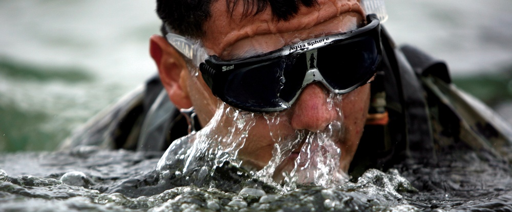 Soldiers of sea on Okinawa apply World War II lessons to survey beach for amphibious landing