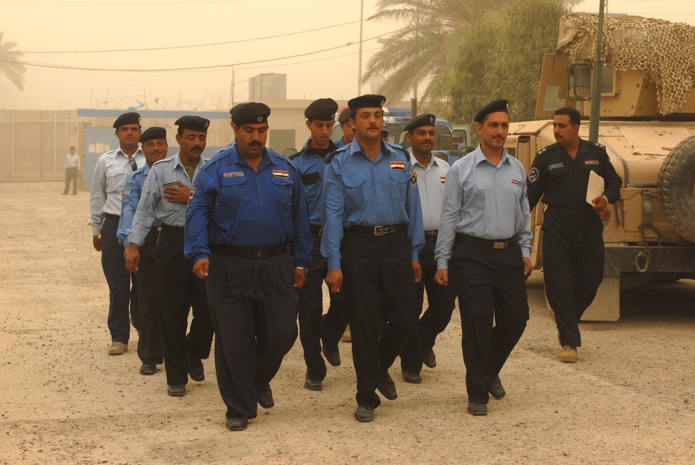 Iraqi police graduation in Mahmudiyah