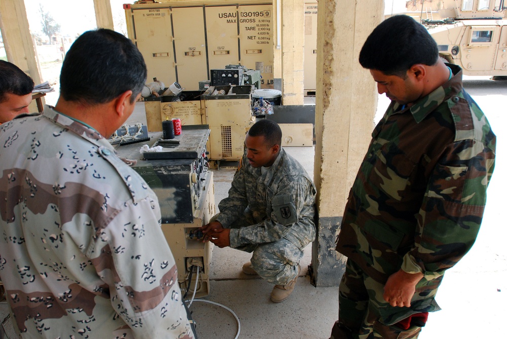 Iraqi army mechanics learn generator basics