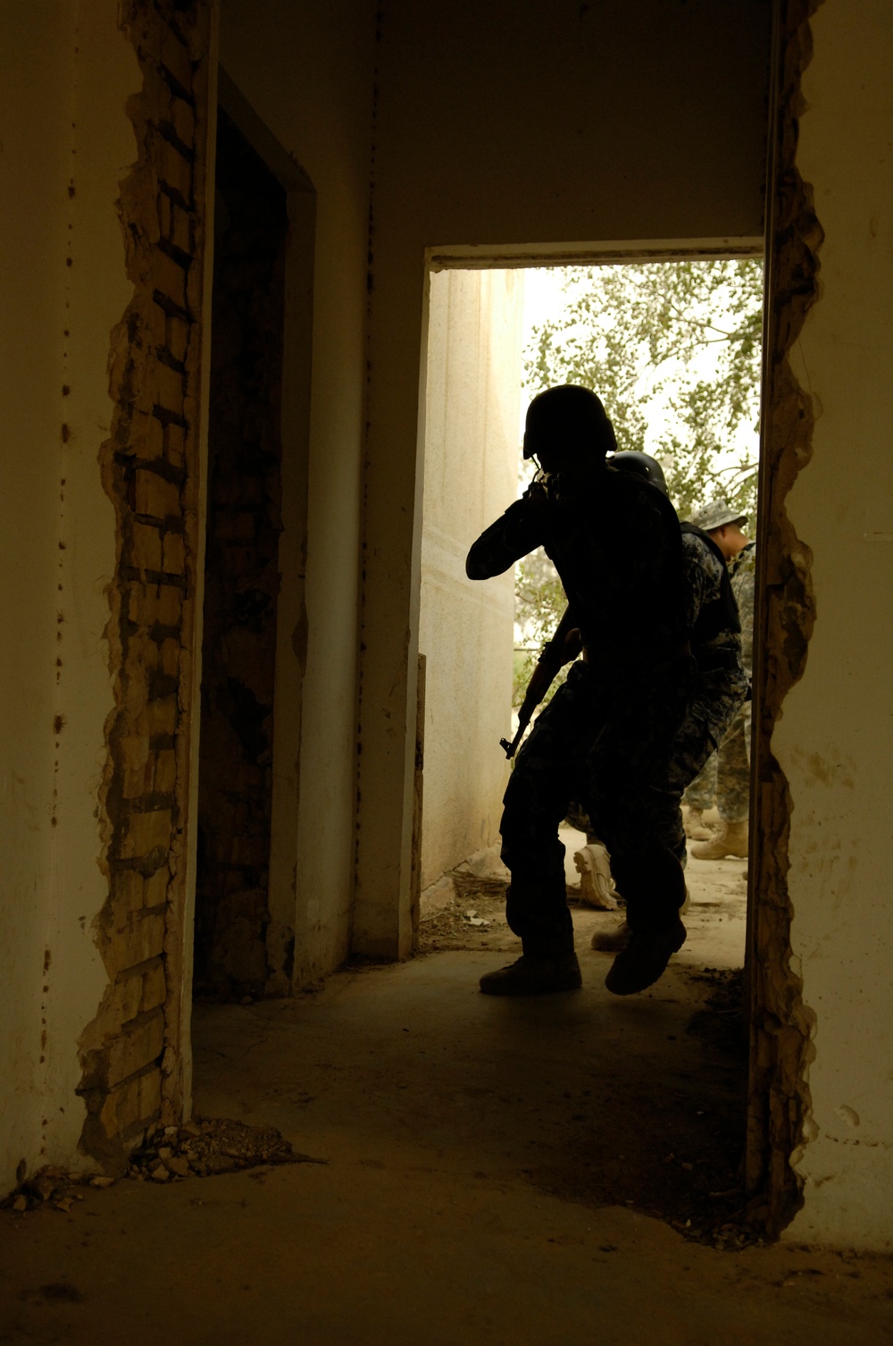 Iraqi policemen learn emergency response skills