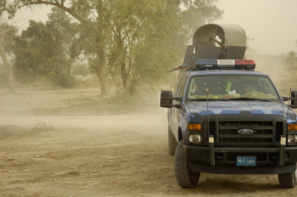 Iraqi policemen learn emergency response skills