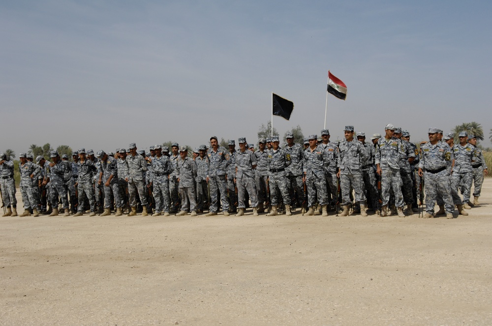 Iraqi policemen graduate emergency response course