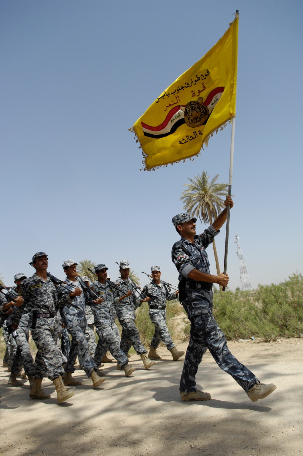 Iraqi policemen graduate emergency response course