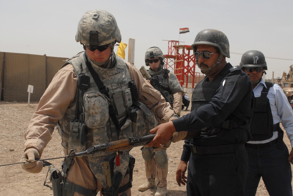 Iraqi policemen conduct weapons training