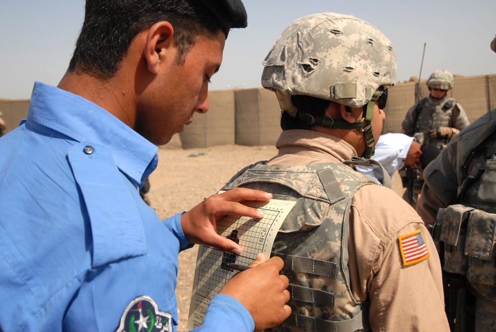 Iraqi policemen conduct weapons training