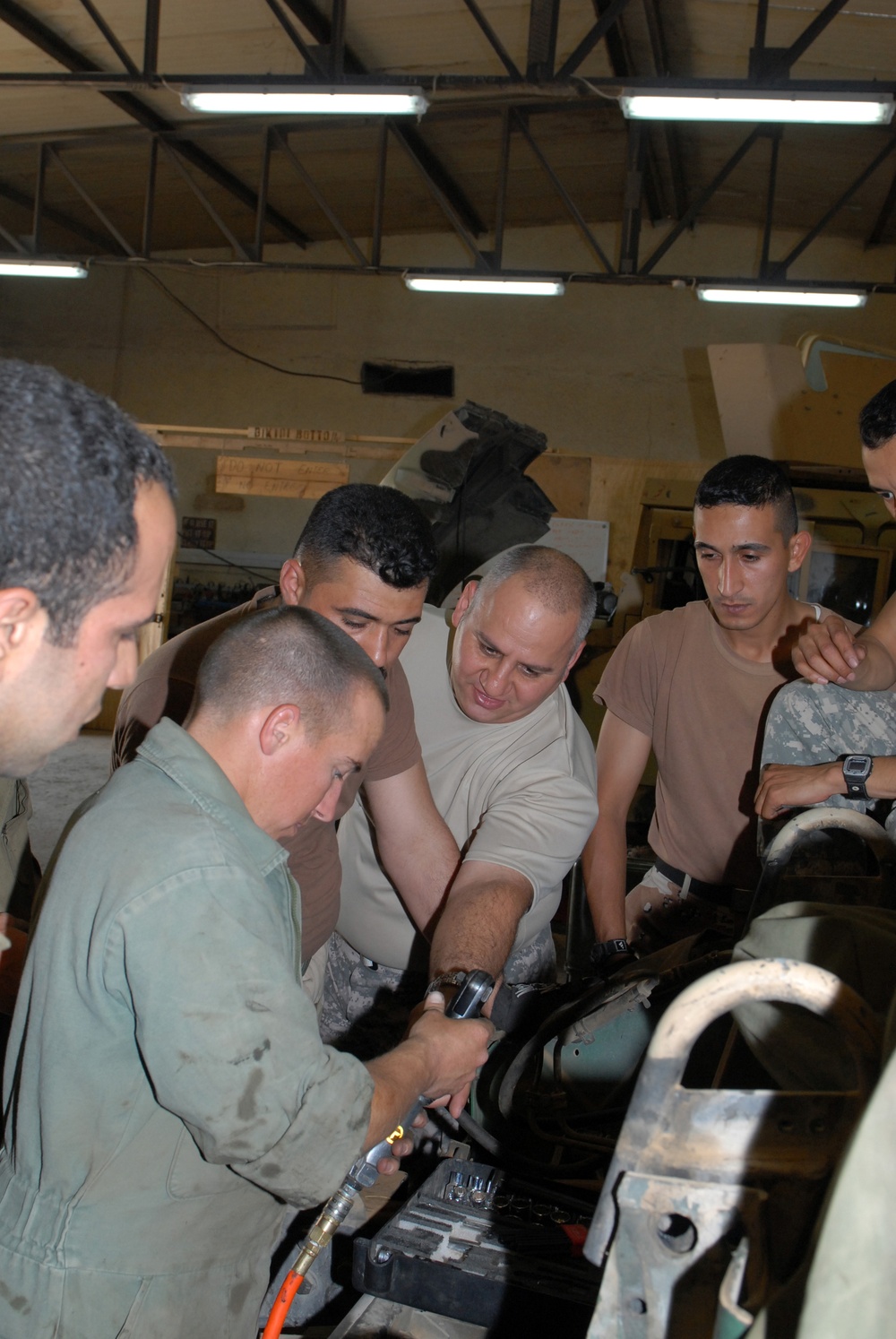'First Team' mechanics teach Iraqi security platoon