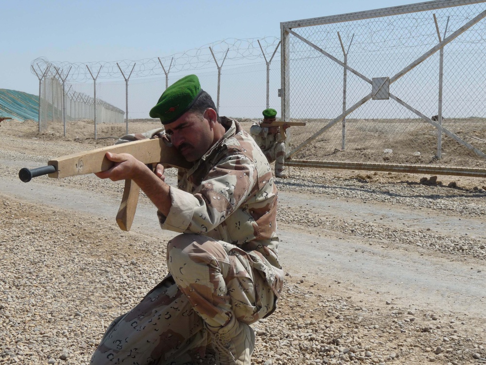 Romanians prepare Iraqi army commandos