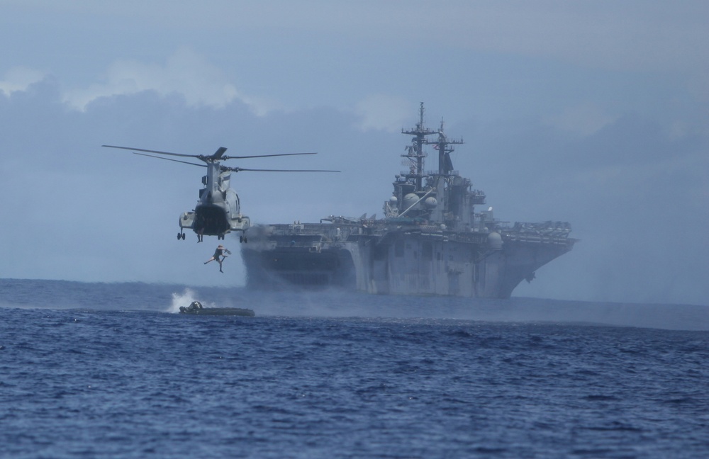 Reconnaissance Marines Test New Boat Engines