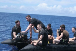 Reconnaissance Marines test new boat engines