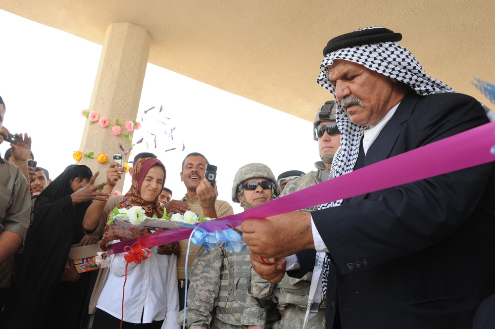 Children take advantage of new Baghdad school