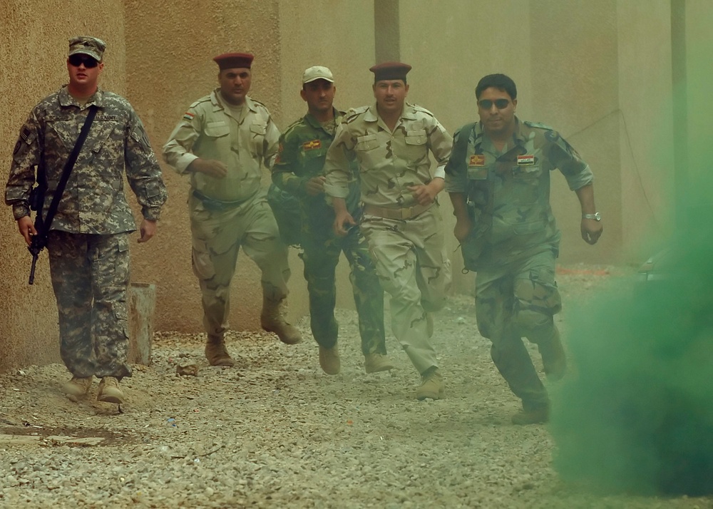 Longknife medics train Iraqi Soldiers in life-saving skills