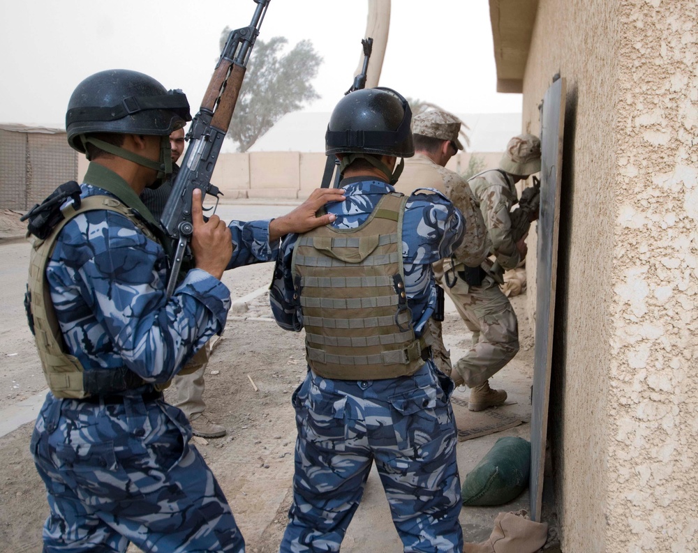 Iraqi Special Weapons and Tactics strives to perfect room-clearing procedures