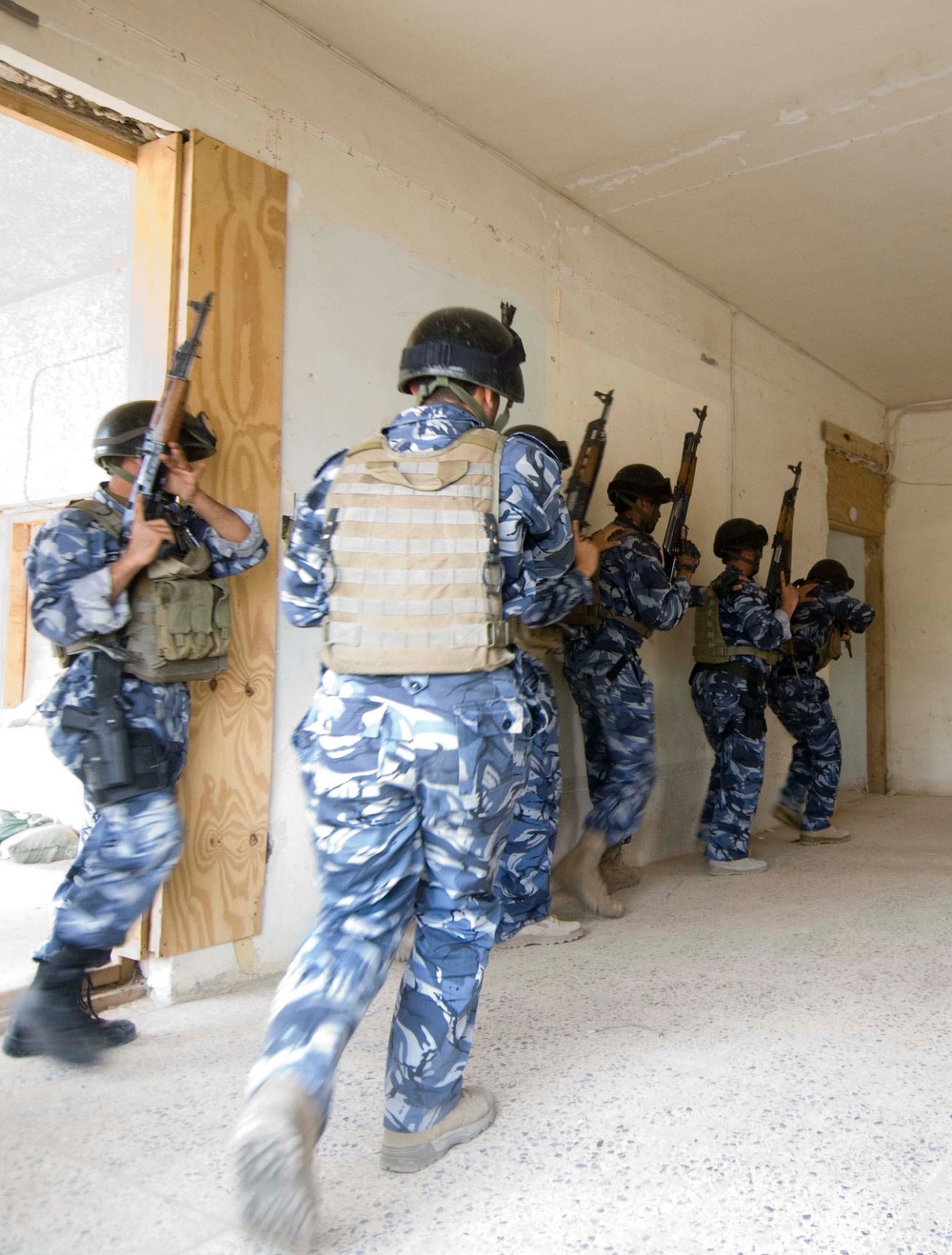 Iraqi Special Weapons and Tactics strives to perfect room-clearing procedures