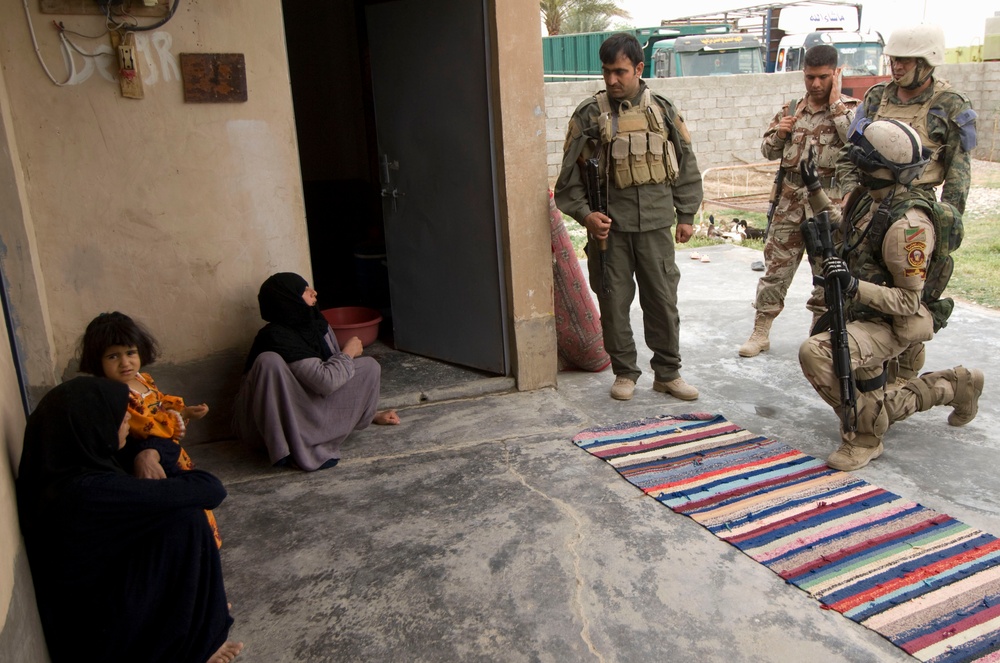 Iraqi soldiers conduct clearing operation in Kala Hussein