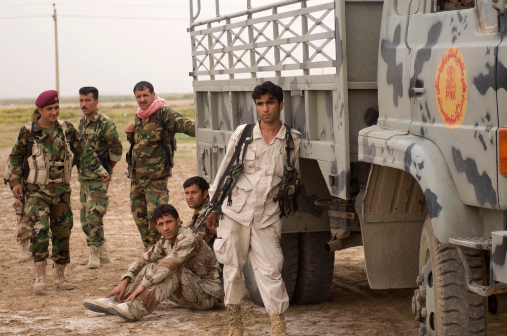 Iraqi soldiers conduct clearing operation in Kala Hussein