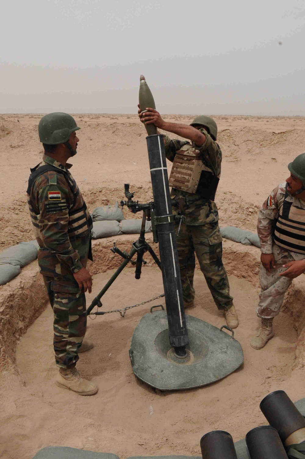 Paratroopers, Iraqis hang rounds