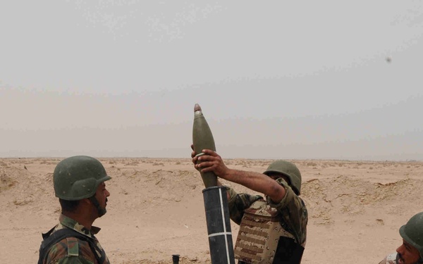 Paratroopers, Iraqis hang rounds