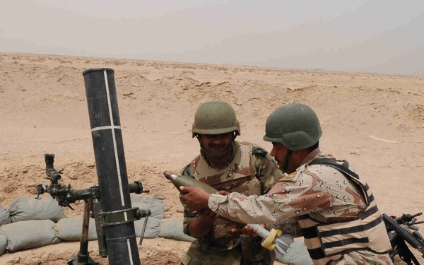 Paratroopers, Iraqis hang rounds