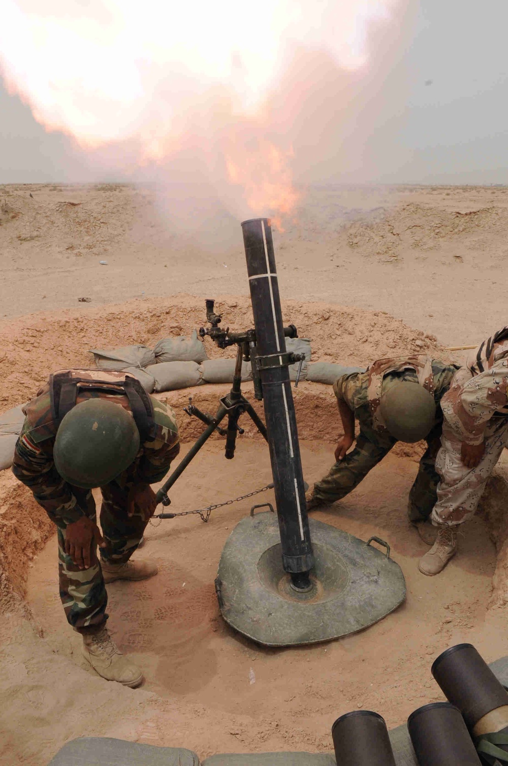 Paratroopers, Iraqis hang rounds