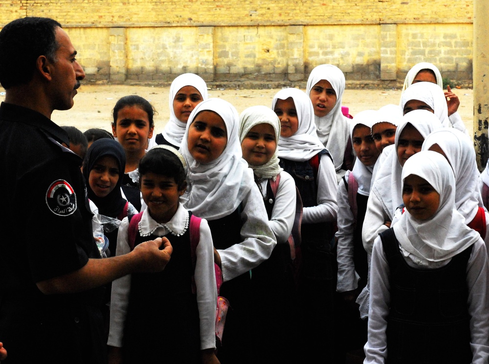 Iraqi forces give new school supplies to students