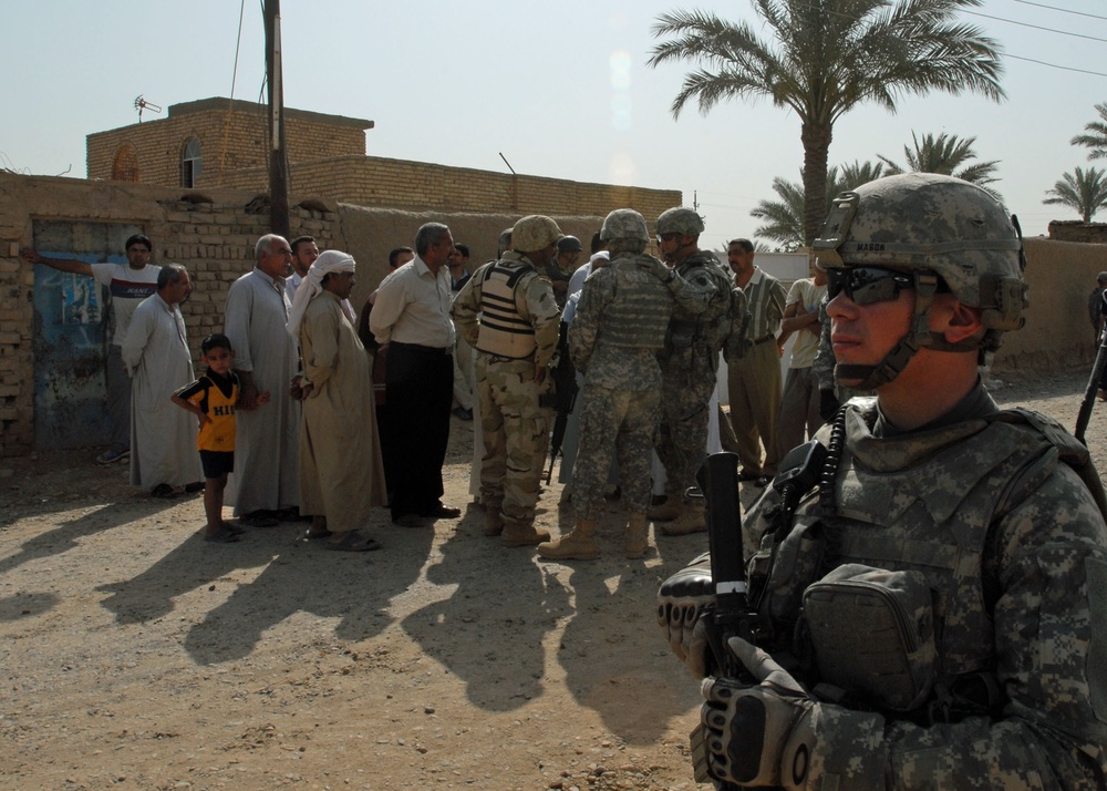 Talk of the town: 'Associators,' Iraqi army soldiers meet with Nadeem residents