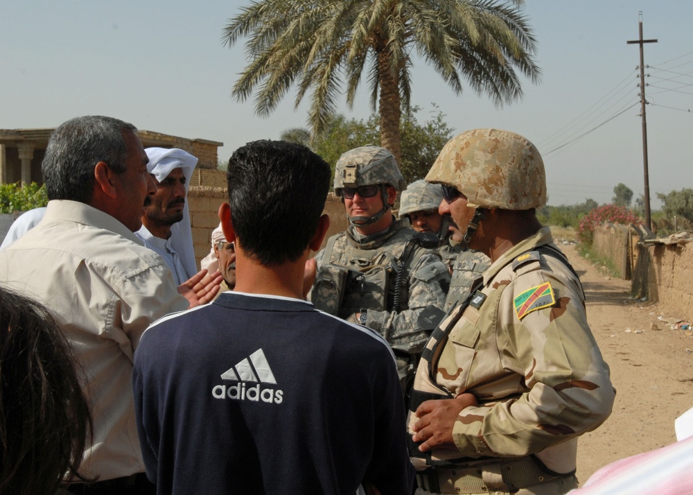 Talk of the town: 'Associators,' Iraqi army soldiers meet with Nadeem residents
