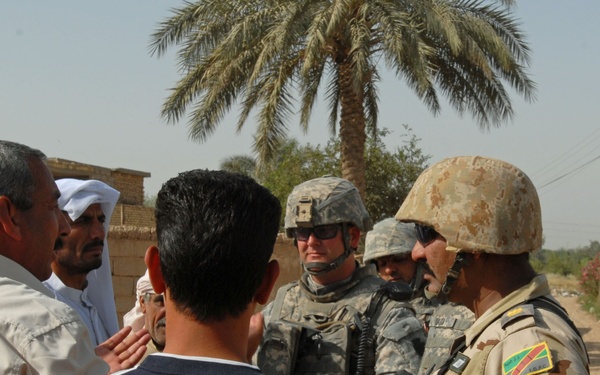 Talk of the town: 'Associators,' Iraqi army soldiers meet with Nadeem residents