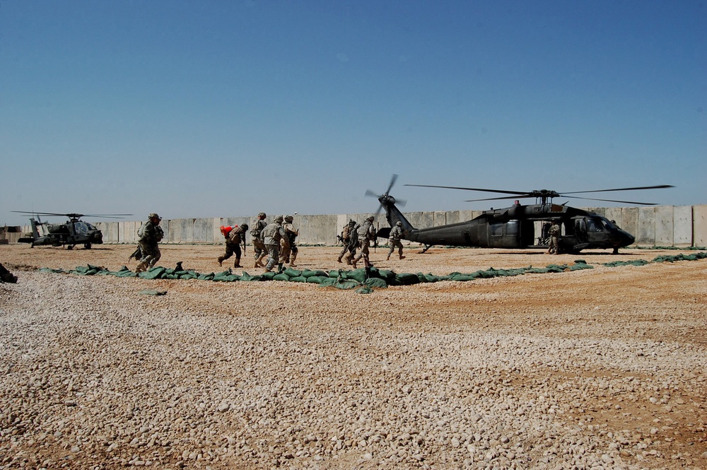 Iraqi army, U.S. Soldiers keep enemy at bay with combined air insertion